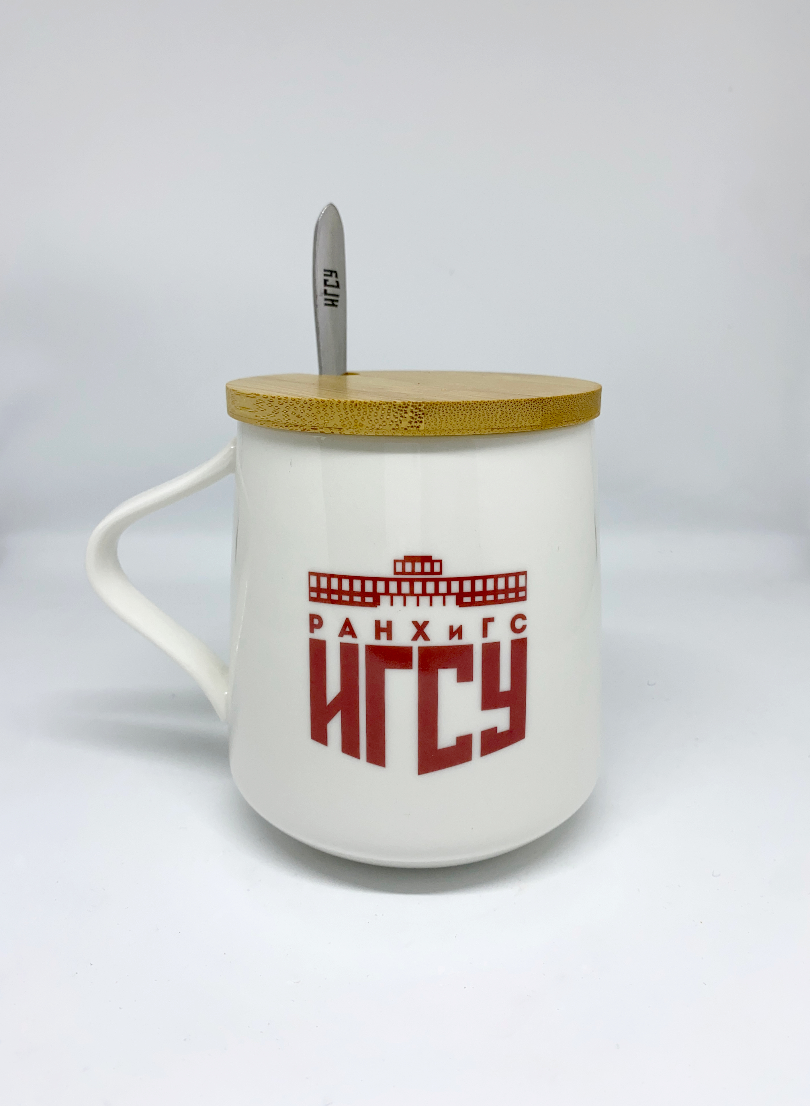 Нанесение на кружке деколь, на ложке гравировка.